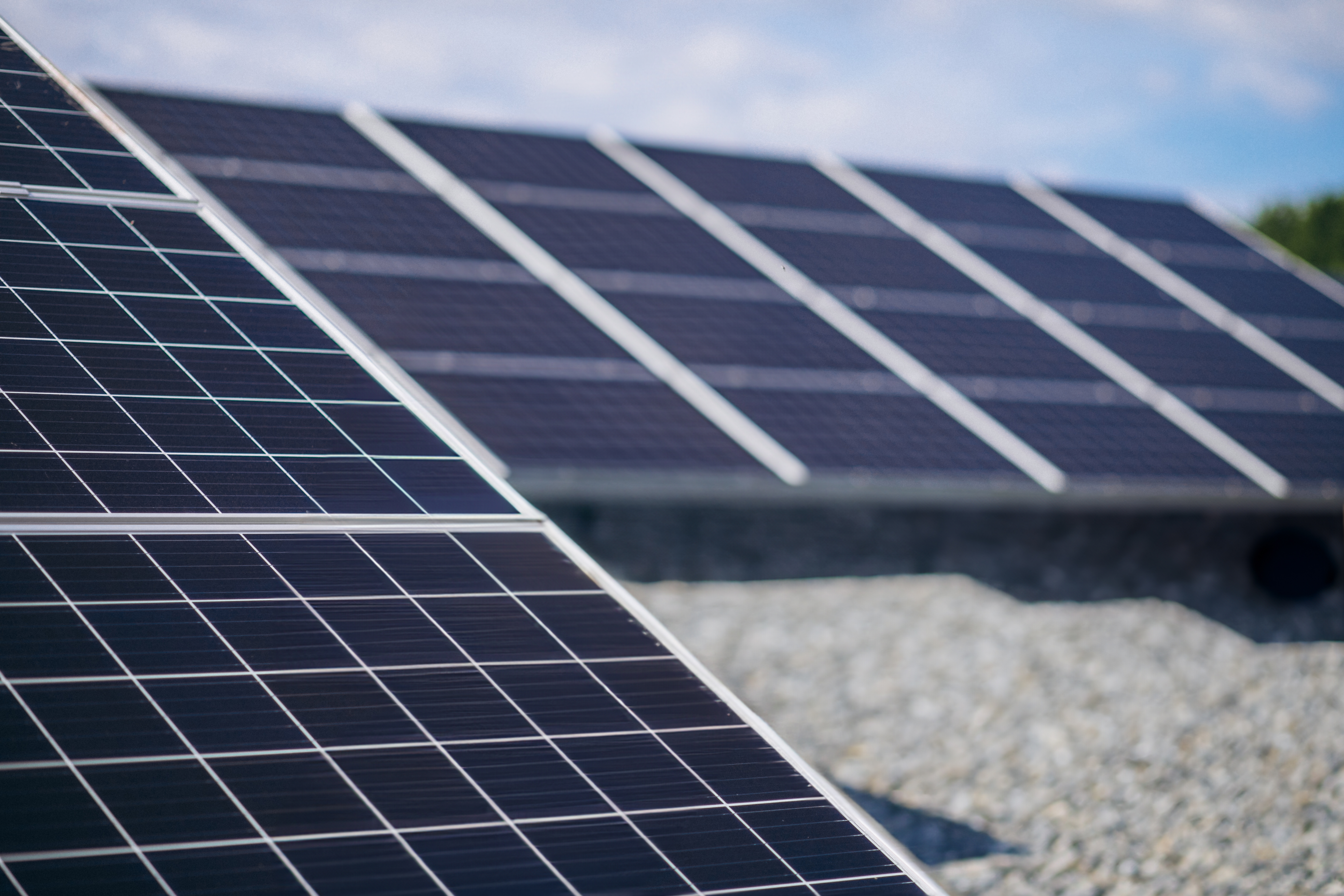 Zonnepanelen op het dak van een VvE, Appartementencomplex