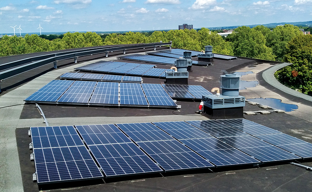 Zonnepanelen op het dak voor de SCE