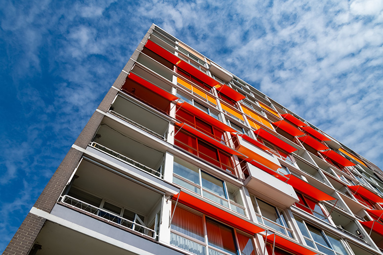 Flatgebouw in Nederland met oranje zonwering
